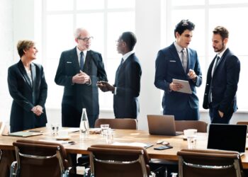 Choosing the Right Investment Advisor: Key Considerations | LESSINVEST