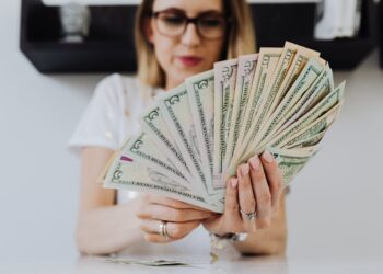 Featured image for: Creating a Realistic Budget and Repayment Plan for a Short-Term Loan (Guide readers through creating a post-loan budget. Focus on assessing disposable income, prioritizing the loan payment, identifying potential spending cuts, and setting up a payment schedule.)