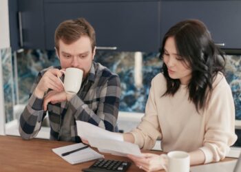 Featured image for: Same Day Loans vs. Traditional Personal Loans: Key Differences (Compare same day loans and traditional bank/personal loans. Focus on speed of funding, interest rates (APR comparison), loan amounts, repayment term length, and credit requirements.)